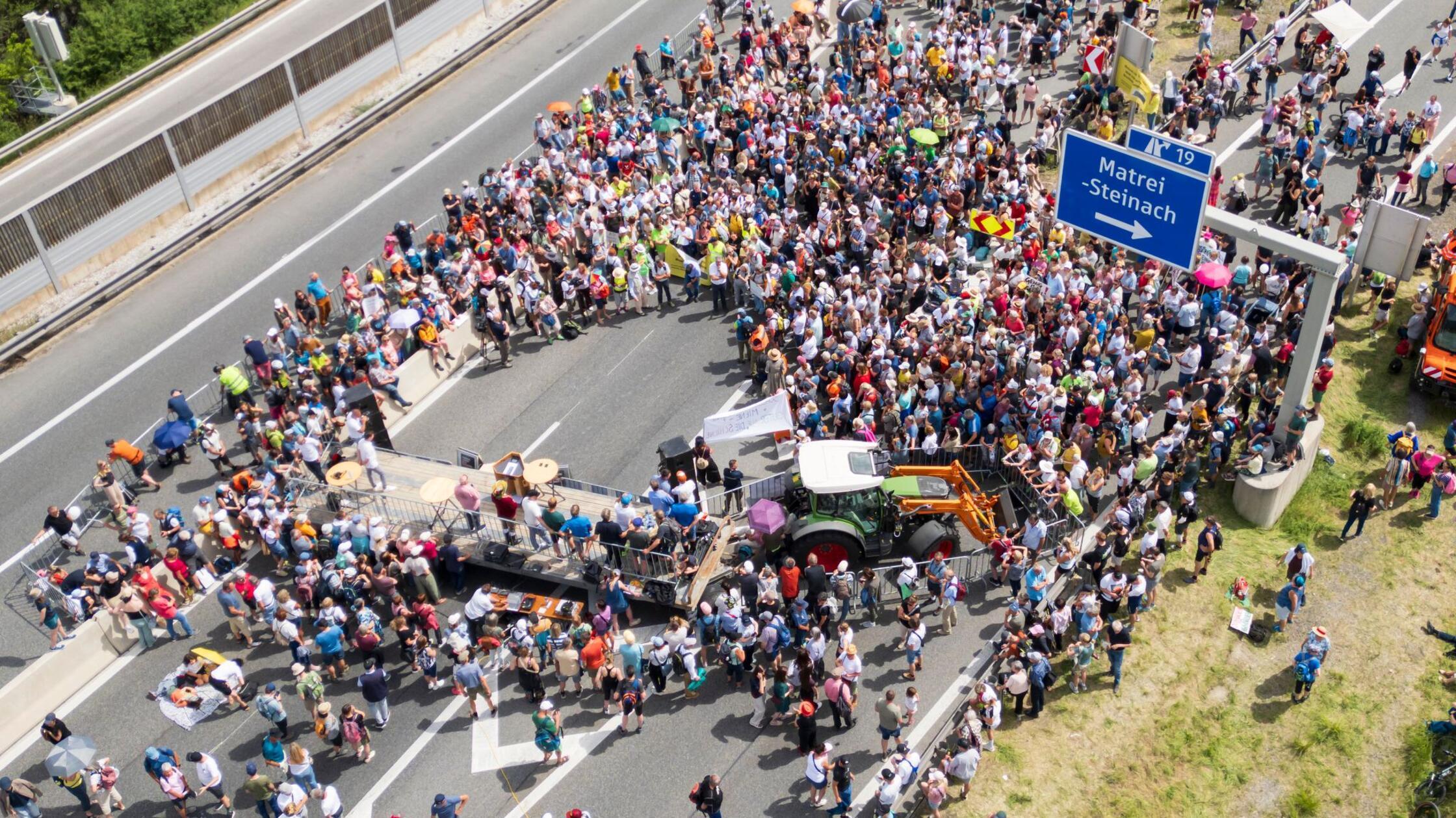 Zahlreiche Menschen demonstrieren auf der gesperrt