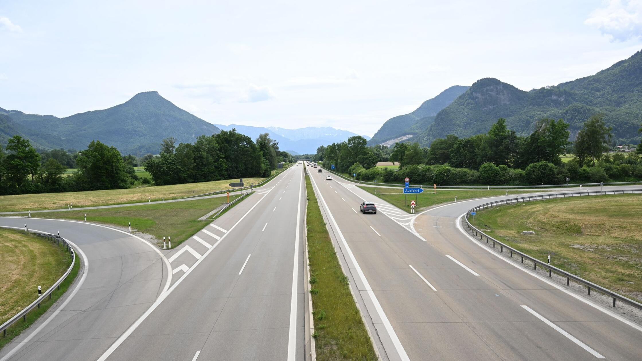 Wenig Fahrzeuge sind auf der A8 bei Brannenburg un