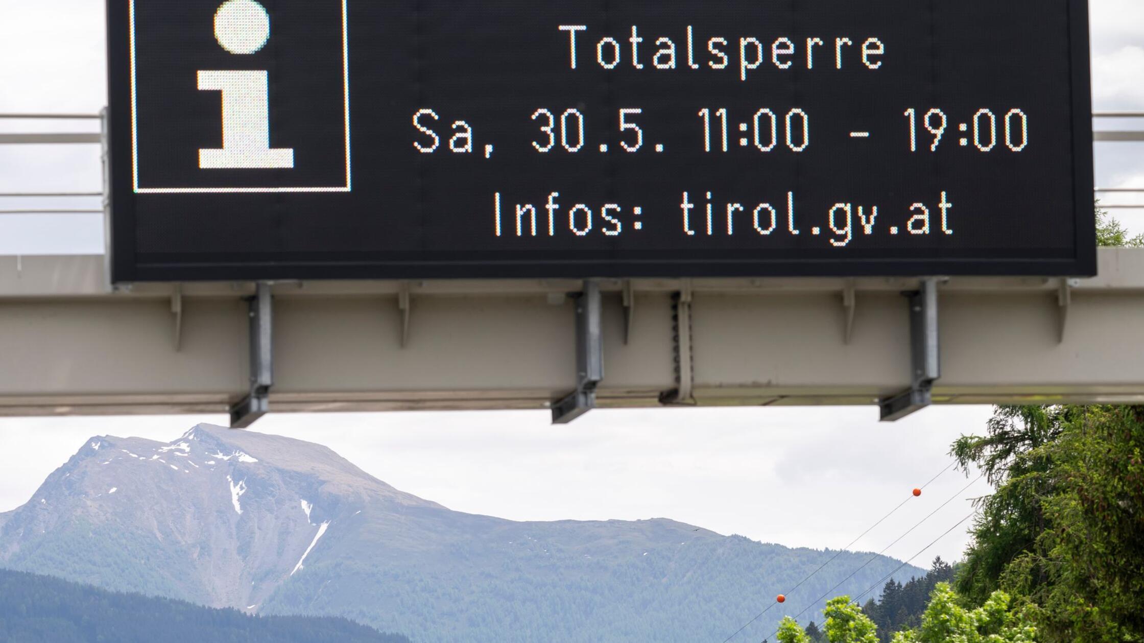 Eine Anzeigentafel mit der Aufschrift "A13 Brenner