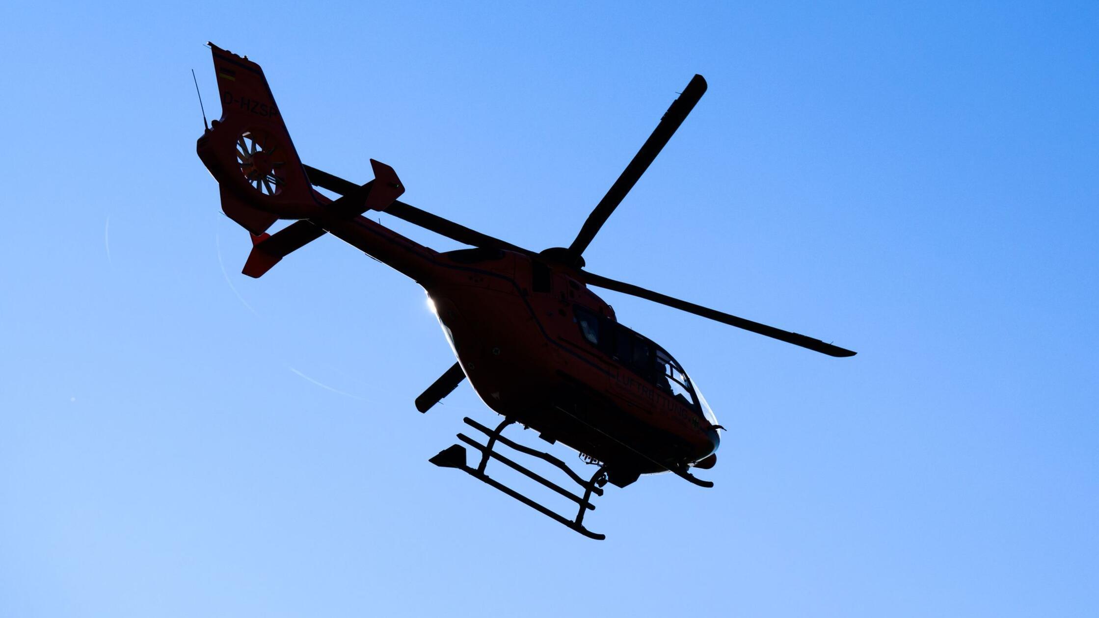 Rettungshubschrauber in der Luft (zu dpa: «Motorra