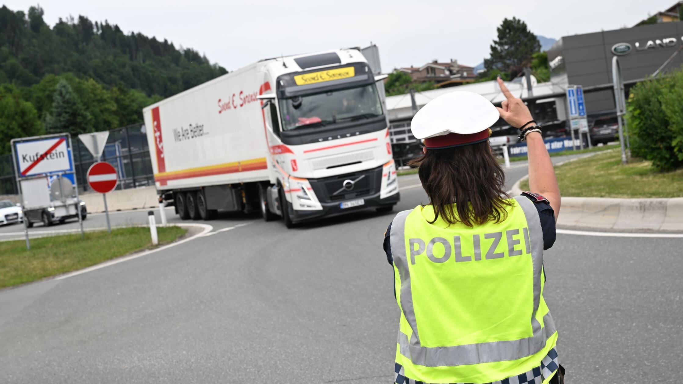 Eine österreichische Polizistin, die den Verkehr ü