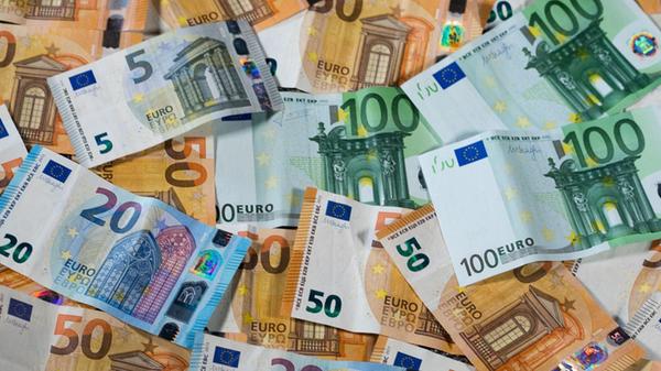 Euro-Geldscheine mit unterschiedlichen Werten. (z
