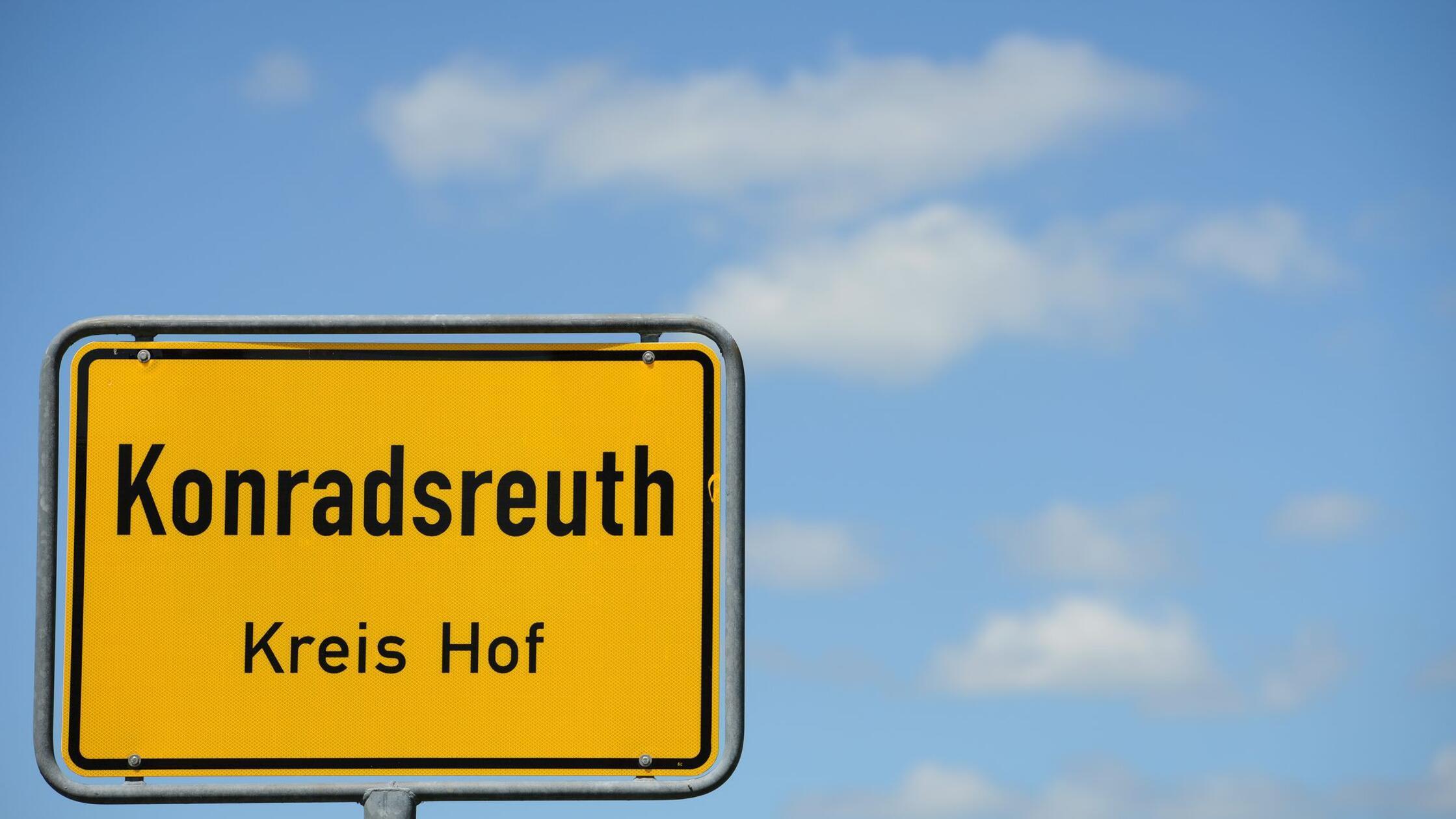 Das Ortsschild von Konradsreuth (Bayern), dem Wohn