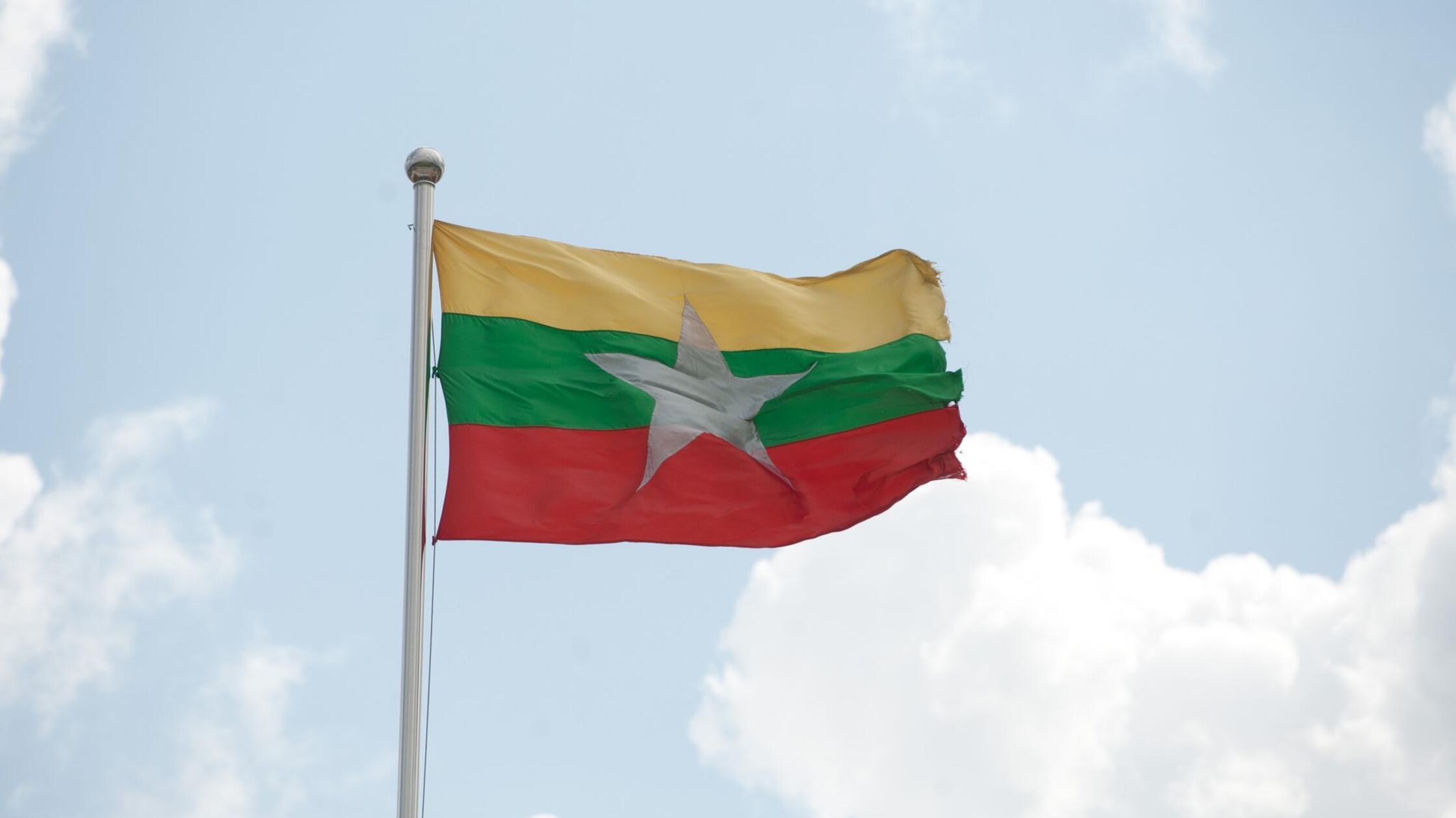 ARCHIV - Die Flagge von Myanmar weht am, 30.04.201