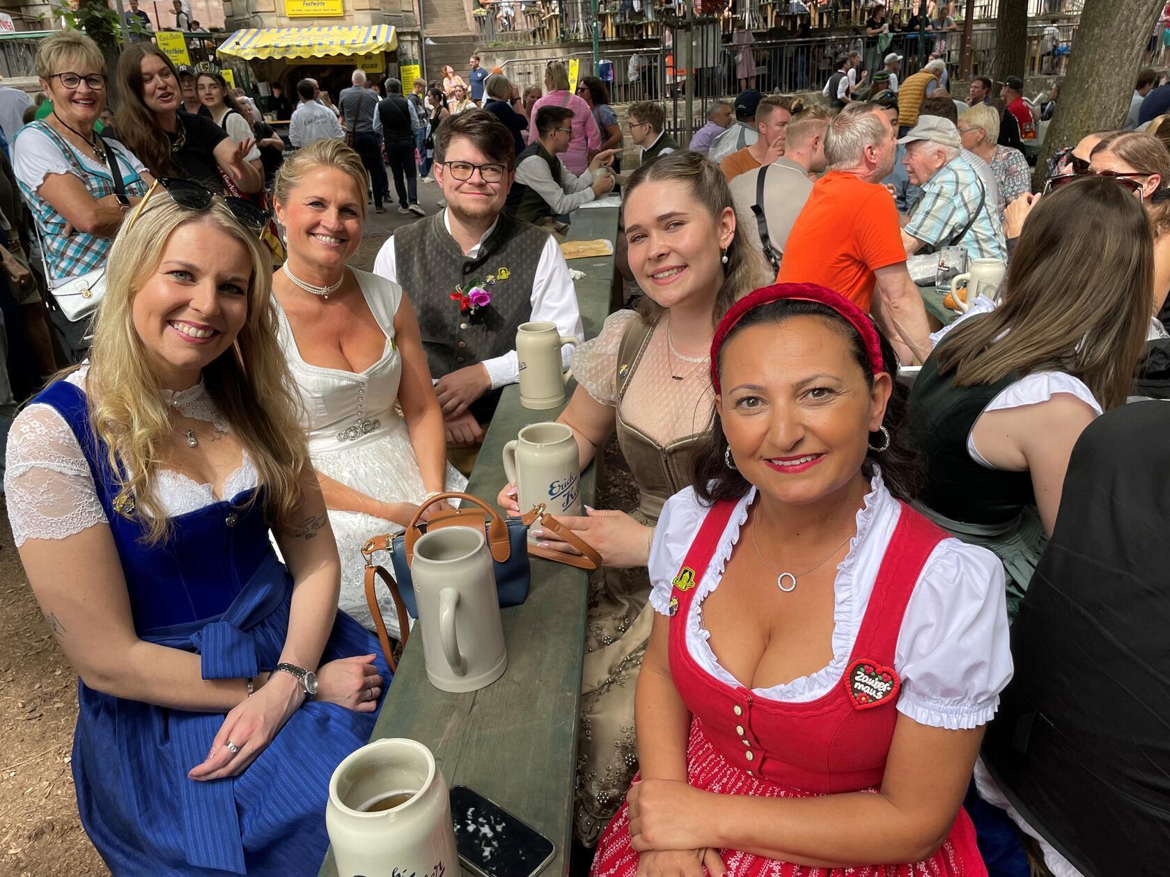 Die Fünf, die es ins Finale bei der Bewerbung um die Bergkönigin geschafft haben (v.li.): Christina Voit, Christina Rzonsa, Robert Richer, Leonie Ott und Souzan Nicholson Goldmann.