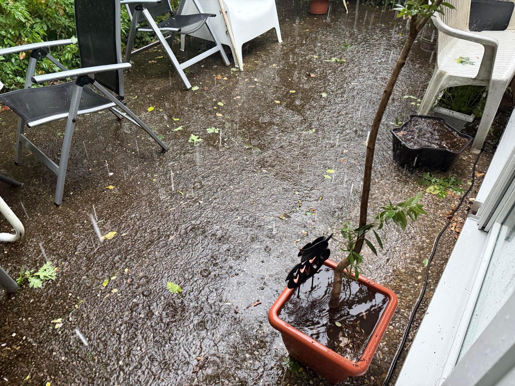 Der Deutsche Wetterdienst (DWD) hatte bereits zuvor vor teils schweren Gewittern in Deutschland gewarnt.