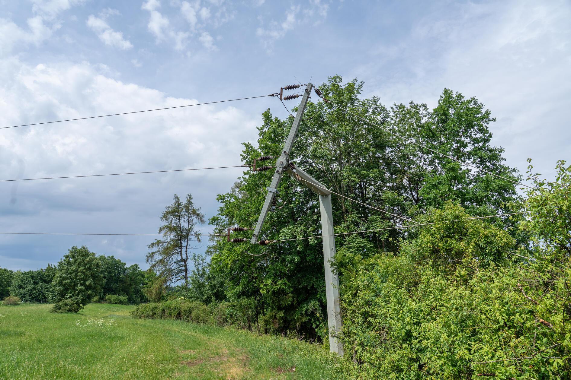 Dort wurden durch die starken Sturmböen zwei Stromleitungen einer 20-kV-Leitung beschädigt und teilweise heruntergerissen. Die Stromversorgung der umliegenden Ortschaften dennoch gesichert, der Strom wurde bereits umgeleitet, sodass es aktuell zu keinen größeren Ausfällen kommt.