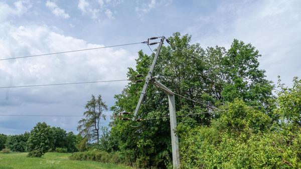 Dort wurden durch die starken Sturmböen zwei Stromleitungen einer 20-kV-Leitung beschädigt und teilweise heruntergerissen. Die Stromversorgung der umliegenden Ortschaften dennoch gesichert, der Strom wurde bereits umgeleitet, sodass es aktuell zu keinen größeren Ausfällen kommt.