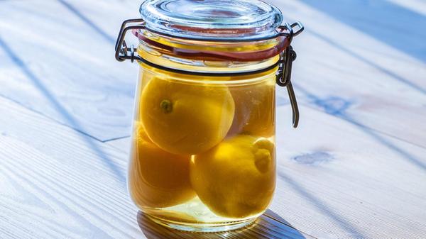 In Salz eingelegte Zitronen Citrus sind eine Spezi