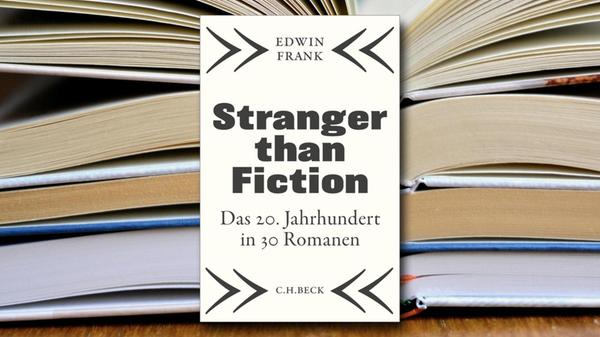 Ein gewaltiges Unterfangen: Anhand von nur 30 Werken will Edwin Frank herausfinden, was den Roman des 20. Jahrhunderts ausmacht. Wobei es durch die Querverweise dann natürlich viel mehr werden neben Kafka, Musil, Joyce. Die lebenslange Beschäftigung mit Literatur, die 15-jährige Arbeit an "Stranger than Fiction" schlägt sich in einer fast erschlagenden Fülle an Informationen nieder: Politische, gesellschaftliche, soziologische Aspekte werden genauso beleuchtet wie Leben und Werk der einzelnen Autoren. Interessant auch die subjektive Auswahl des US-Professors und sein erfrischend respektloser Blick auf etablierte Autoren wie Thomas Mann. Auf jeden Fall gibt er genügend Anregungen für weitere Lektüre. (C.H. Beck, 38 Euro) Anja Weigmann