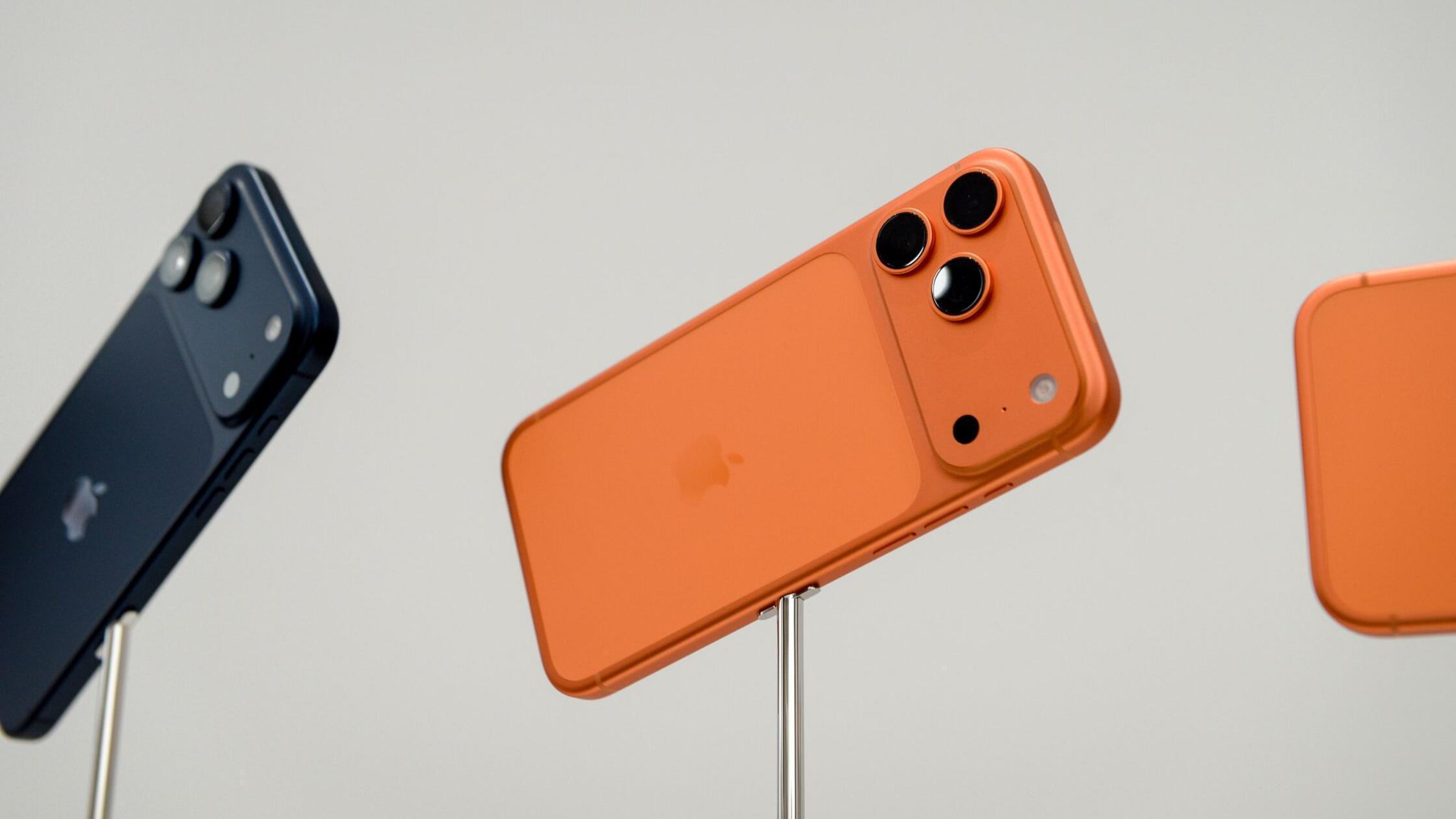 In der knalligen Farbe Cosmic Orange war das iPhon