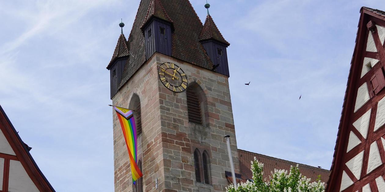 Regenbogenflagge am Kirchturm in Feucht: "Wir wollen ein safe space ...