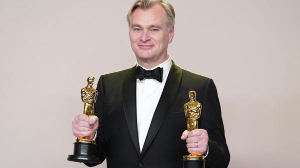 Christopher Nolan posiert im Presseraum mit den Pr