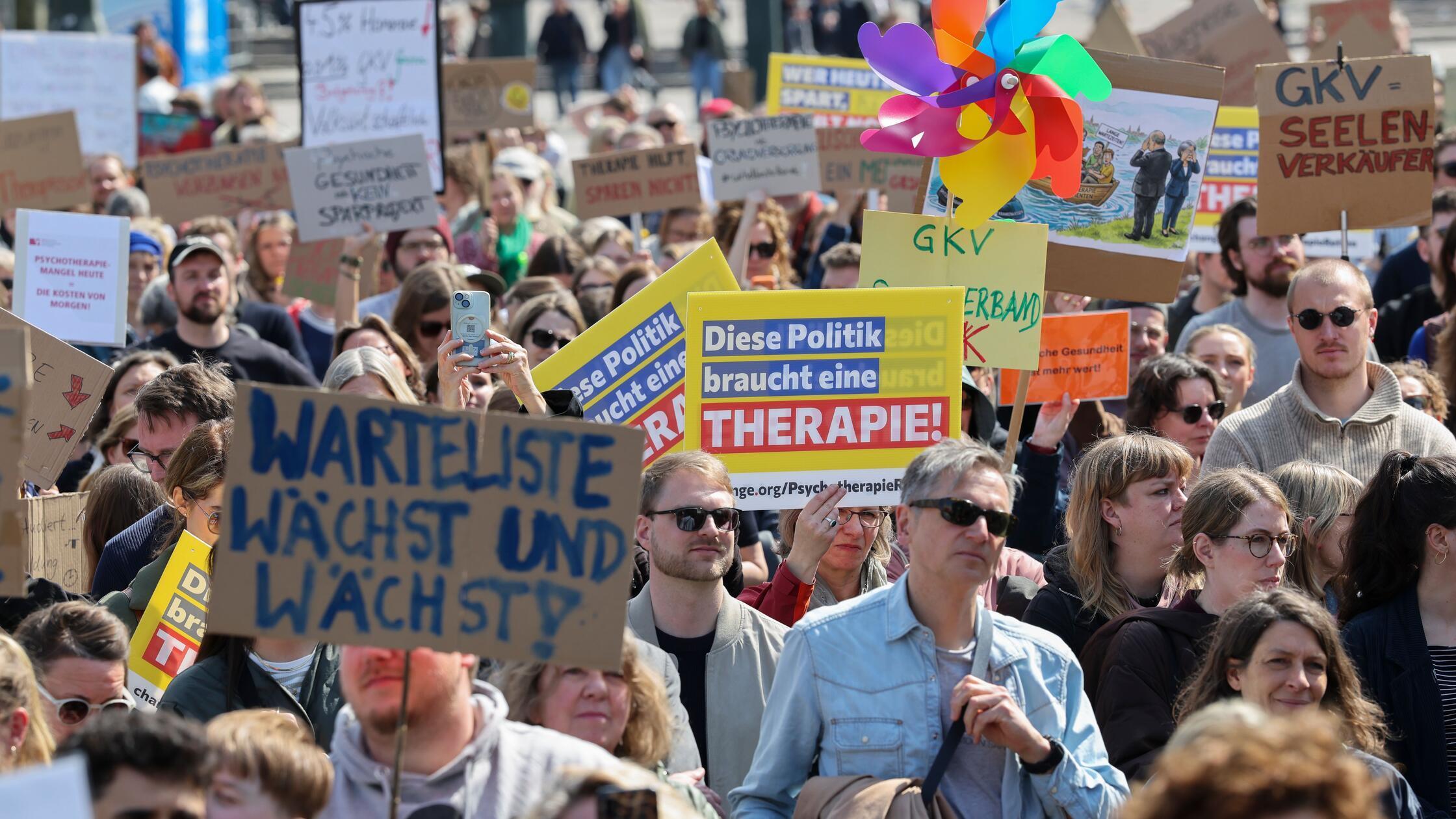 Teilnehmerinnen und Teilnehmer einer Demonstration