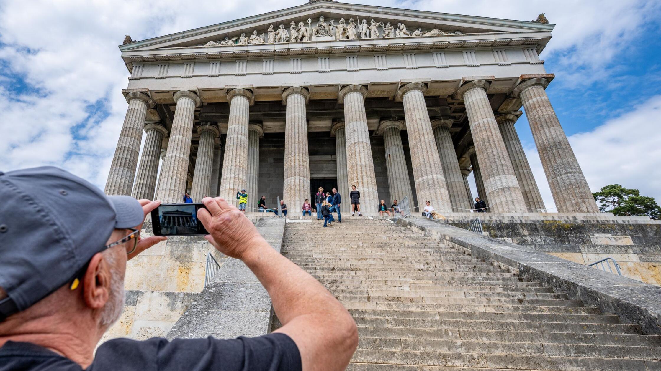 Ein Besucher fotografiert die Walhalla. Nach dem t