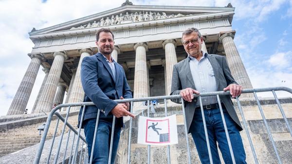 Wolfgang Vogel (l), Erster Bürgermeister von Donau