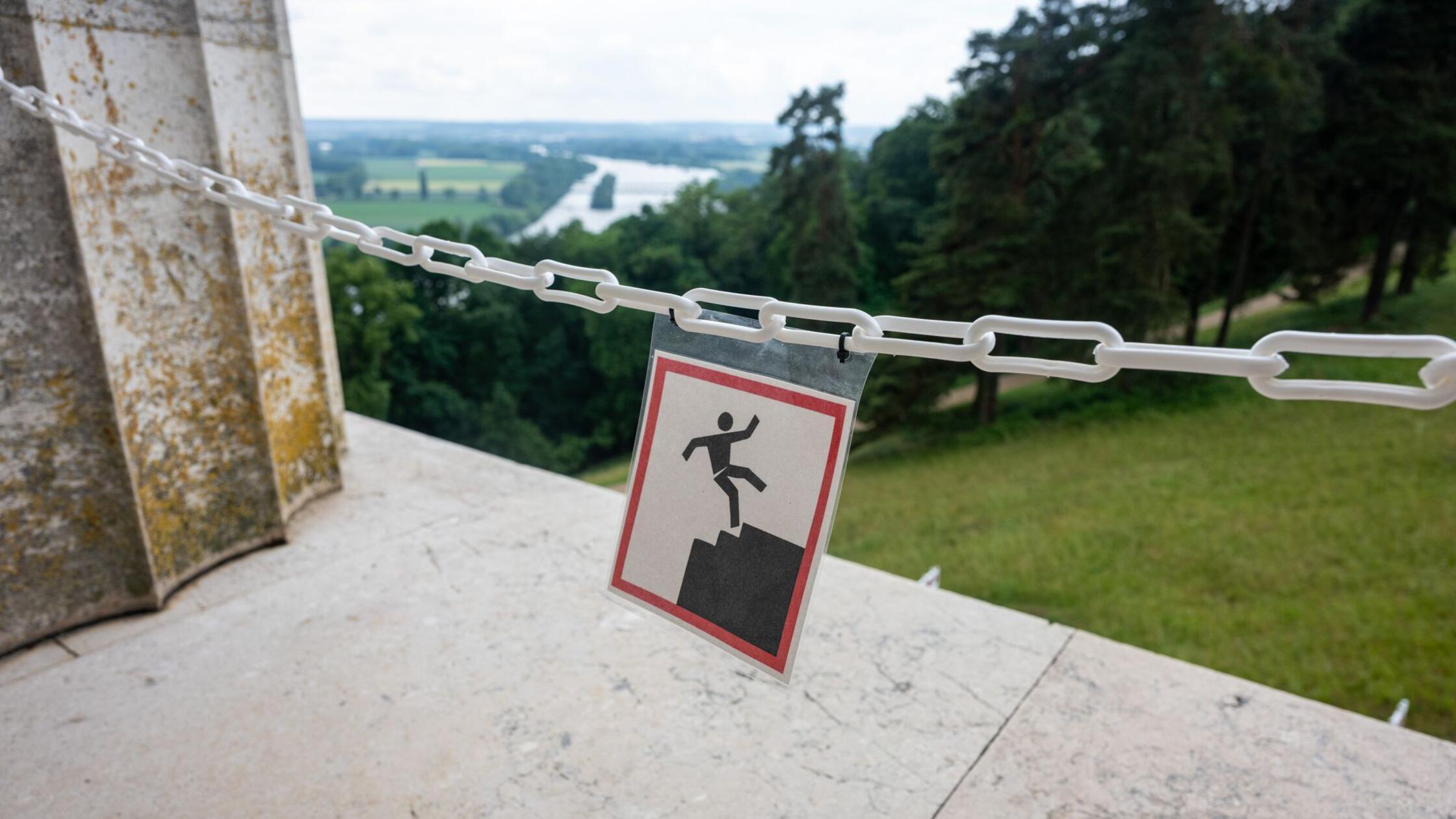 Eine Absperrung ist an der Walhalla angebracht. Na