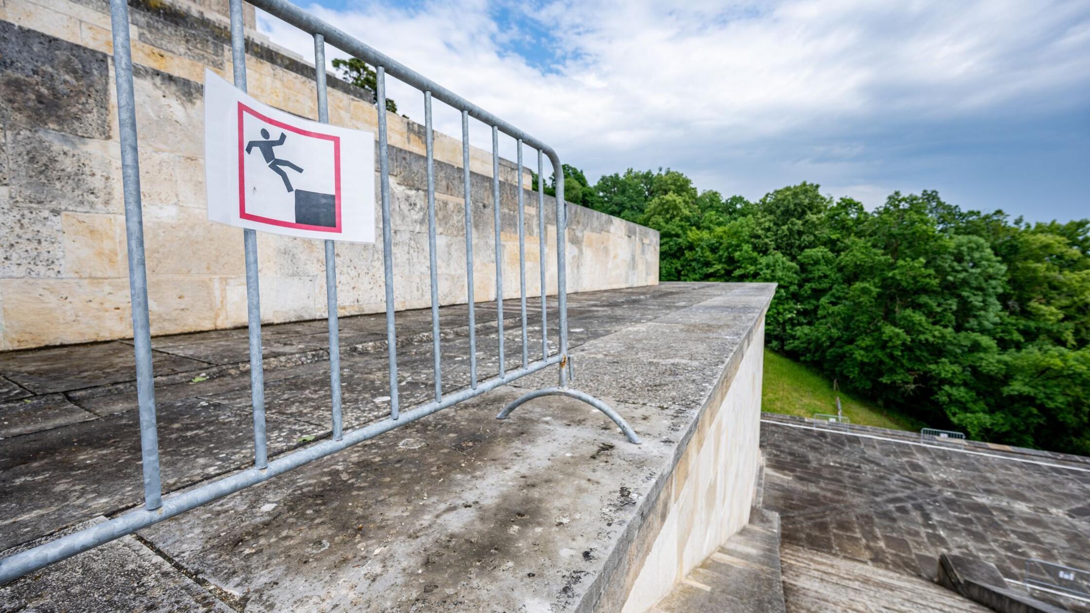 Eine Absperrung ist an der Walhalla angebracht. Na