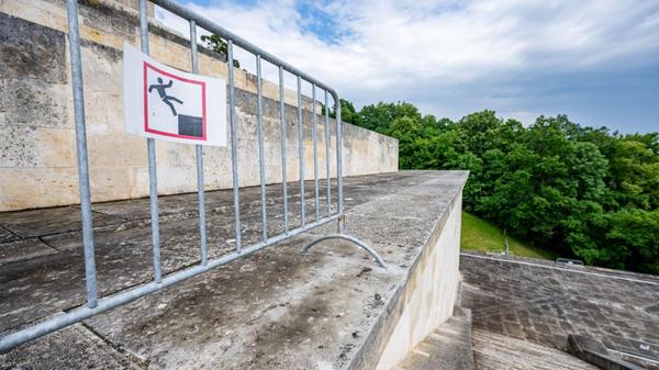 Eine Absperrung ist an der Walhalla angebracht. Na