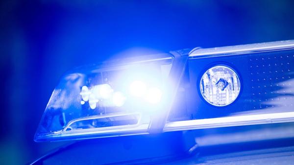 Ein Blaulicht leuchtet an einer Polizeistreife. (z