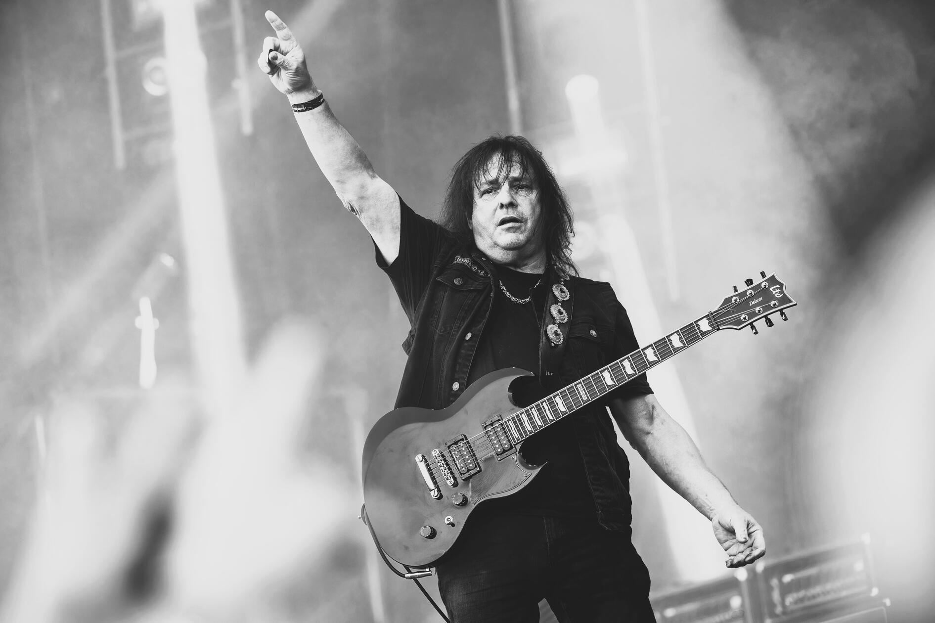 <b>Ross „The Boss“ Friedman</b> ist am 26. März 2026 im Alter von 72 Jahren gestorben. Nur wenige Wochen nach Bekanntwerden seiner ALS-Diagnose starb der Gitarrist der Metal-Formation Manowar an den Folgen der Erkrankung.