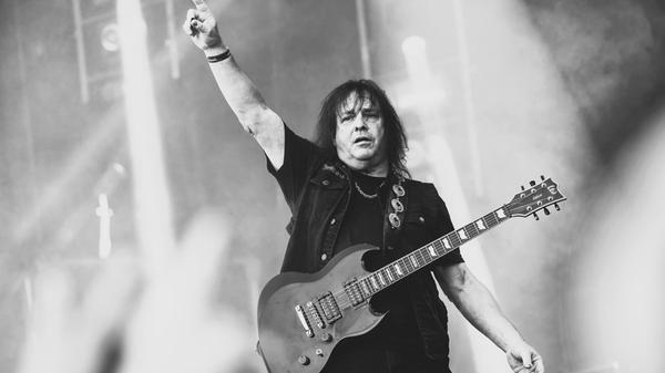 <b>Ross „The Boss“ Friedman</b> ist am 26. März 2026 im Alter von 72 Jahren gestorben. Nur wenige Wochen nach Bekanntwerden seiner ALS-Diagnose starb der Gitarrist der Metal-Formation Manowar an den Folgen der Erkrankung.