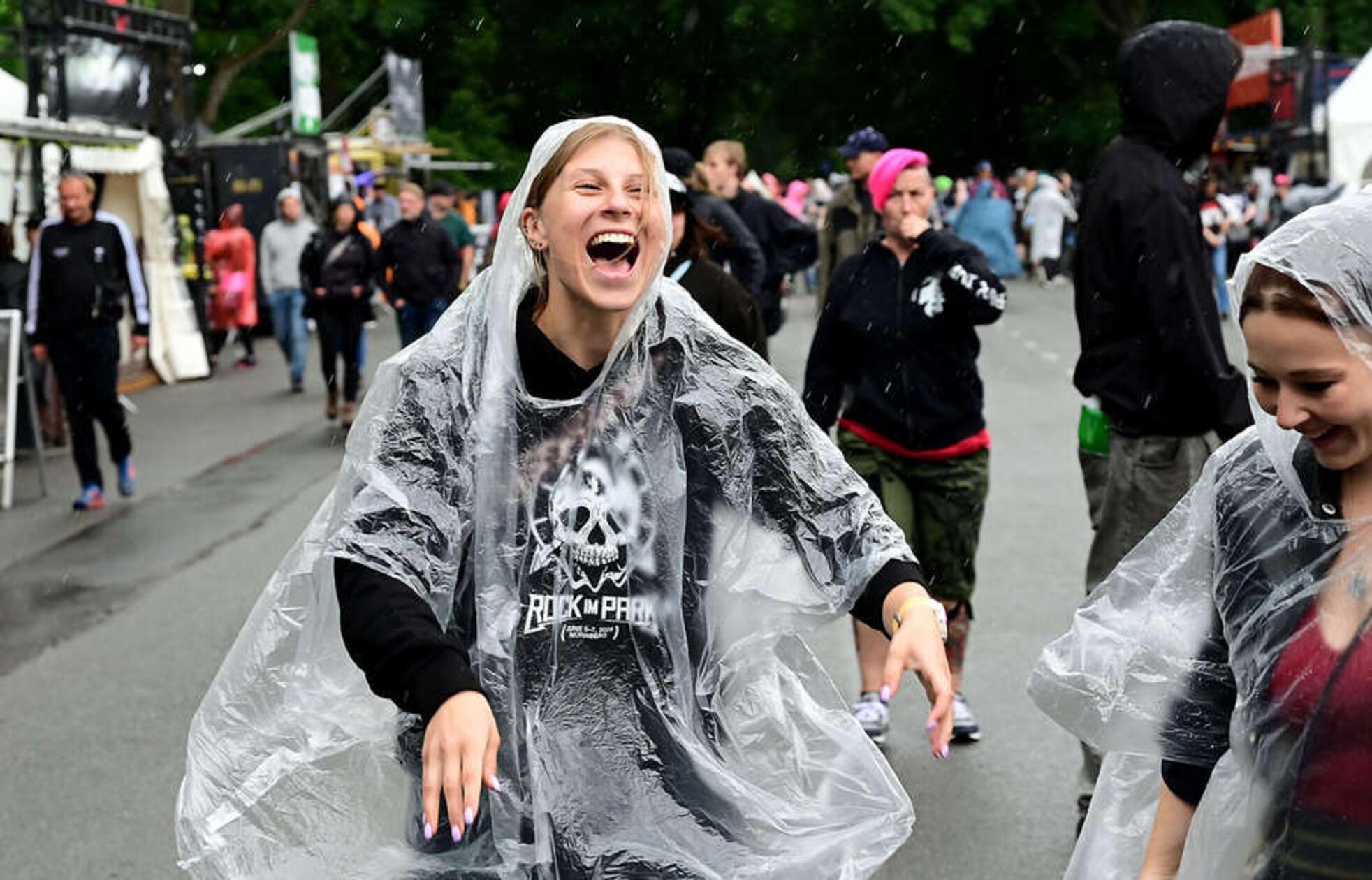 Ein Muss bei dem riesigen Rock-Festival: Denn, natürlich - wie soll es anders sein - wartete am Freitag bereits eine nasse Überraschung auf die Fans.