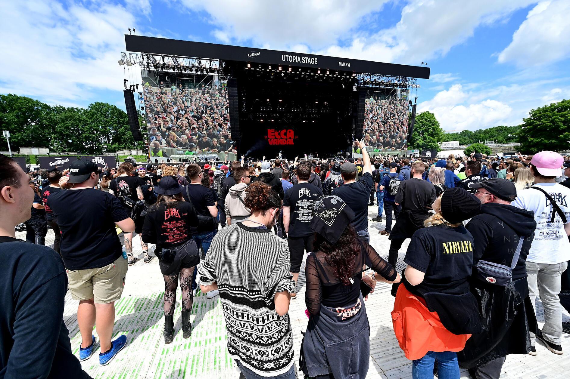 Den Auftakt auf der Utopia Stage machte am Freitagmittag die Australierin Ecca Vandal.