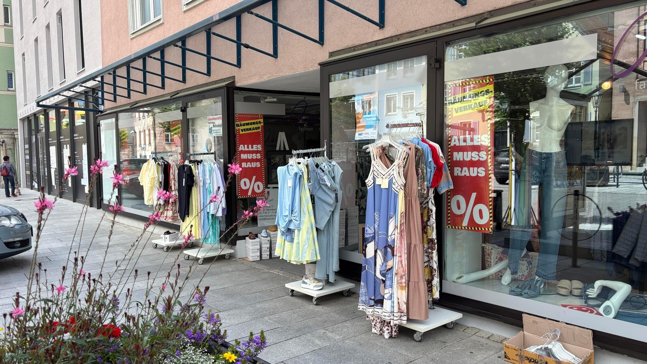 Äni's Fashion Modegeschäft Marktplatz Umzug Außen