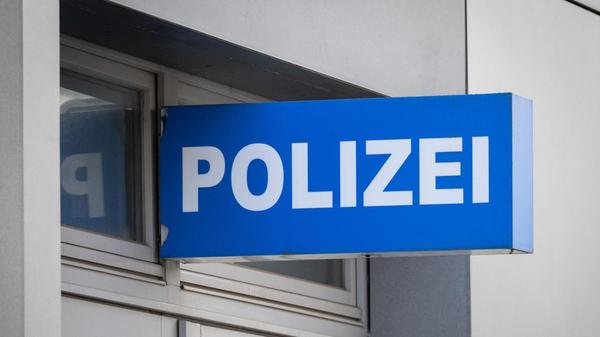 Ein Schild «Polizei» hängt an der Fassade eines Ha