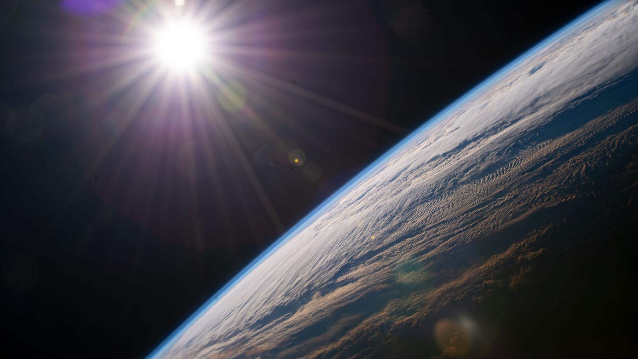 Die Sonne scheint über dem Horizont der Erde, währ