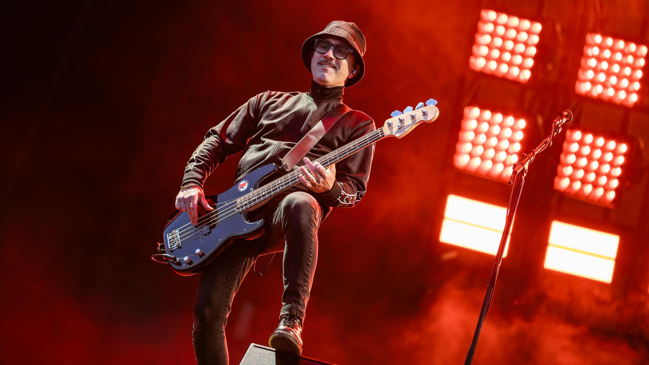 Fast zwei Stunden lieferten sie harte Gitarrensounds, Klassiker wie „Lola Montez" und „Guitar Gangsters & Cadillac Blood" und neue Songs vom aktuellen Album.