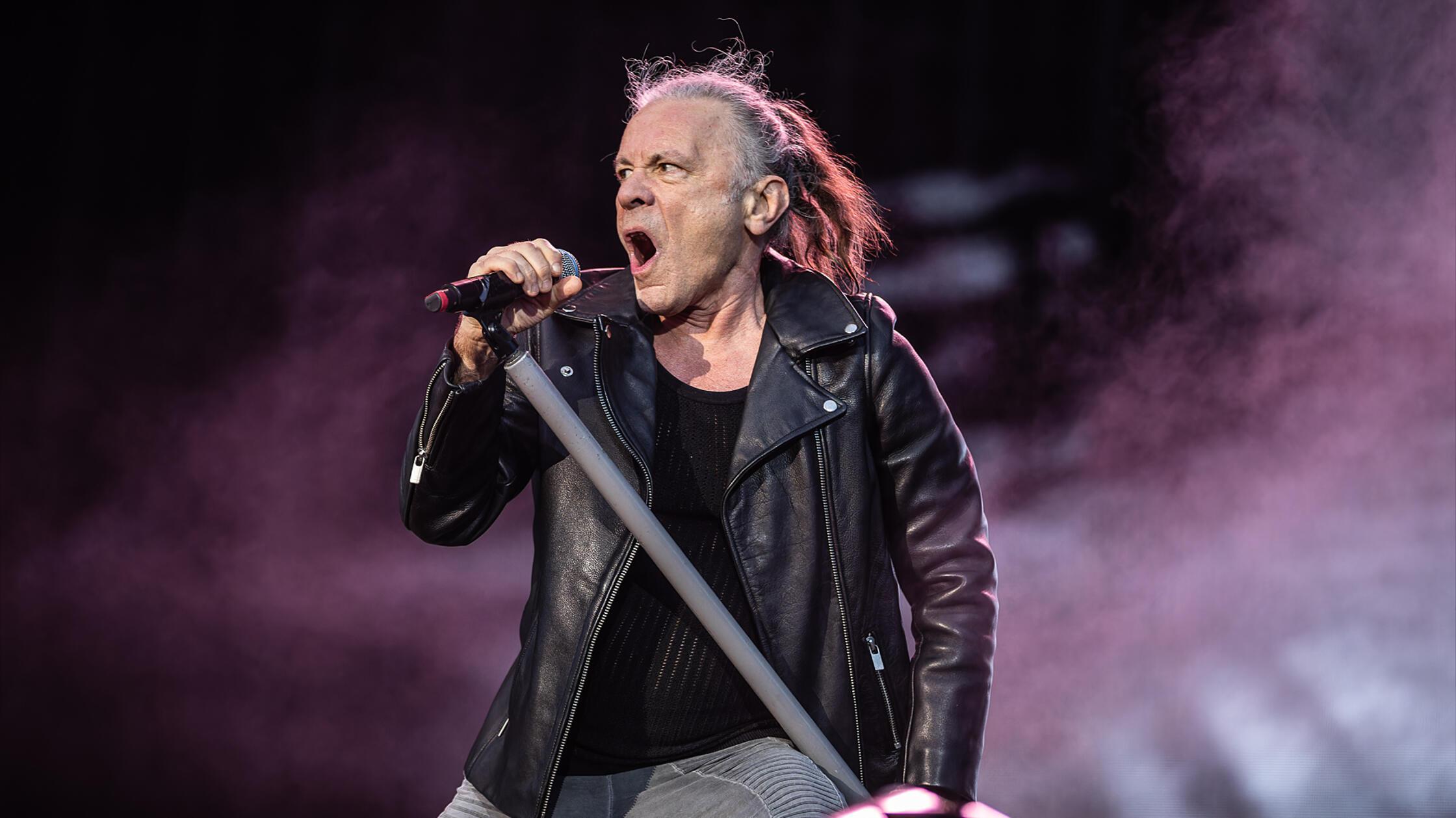 Sänger Bruce Dickinson stieß erst etwas später dazu und prägte von 1981 bis 1993 die Band maßgeblich durch seine Stimme. Dann stieg er aus, kam aber 1999 wieder zurück.