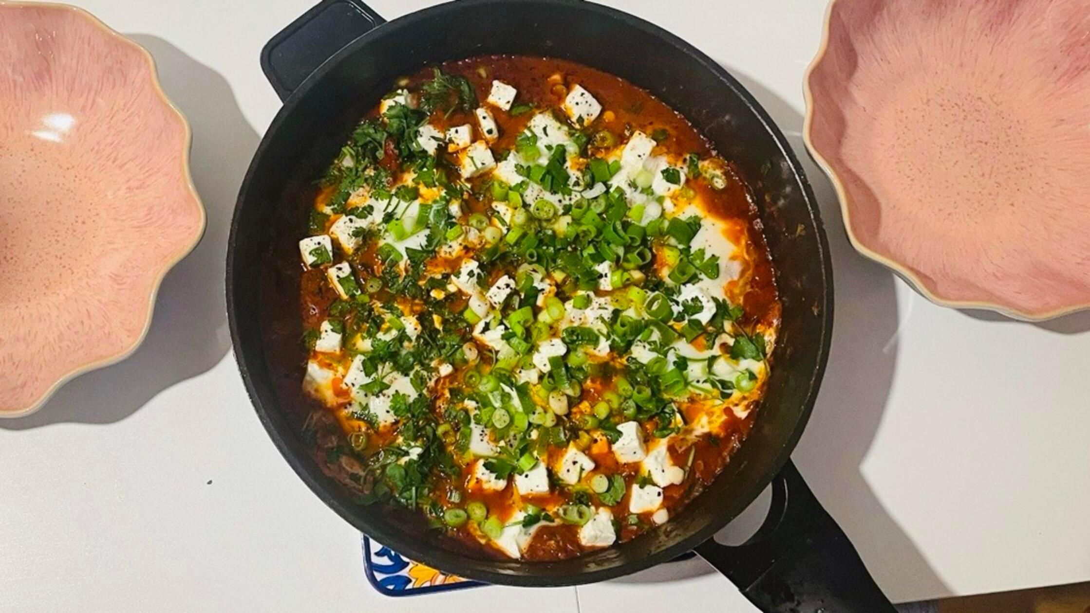Israelische-K-stlichkeit-Schnelles-Rezept-f-r-leckere-Shakshuka-mit-Schafsk-se