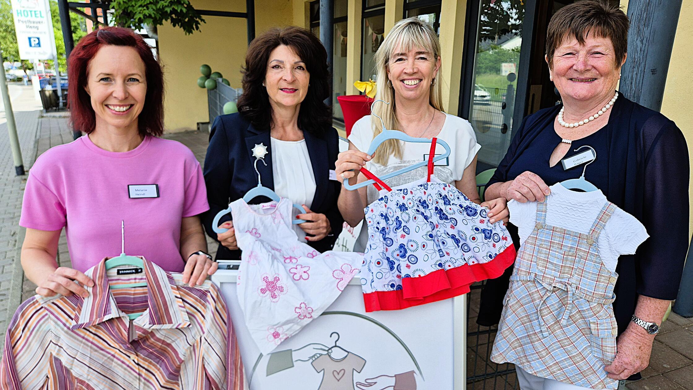 Gabriele Bayer (r) mit einem Teil ihres ehrenamtli