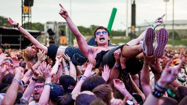 Zuschauer werden beim Open-Air-Festival Rock im Pa