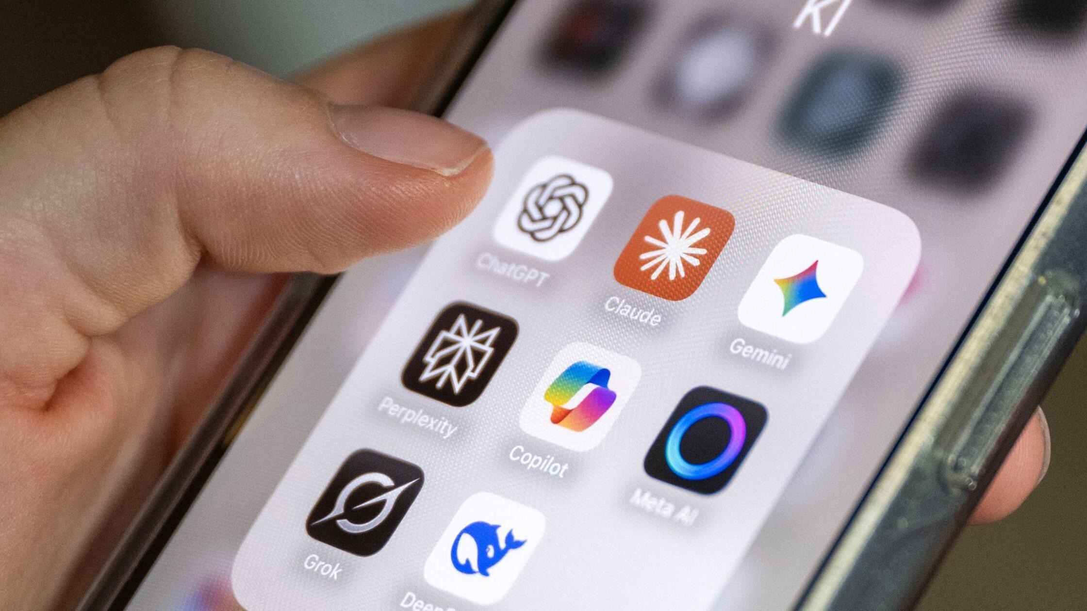 Auf einem Smartphone-Bildschirm sind mehrere KI-An