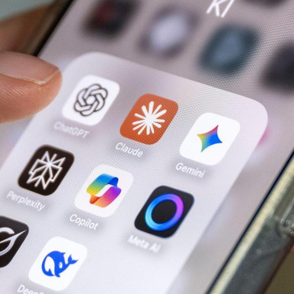 Auf einem Smartphone-Bildschirm sind mehrere KI-An