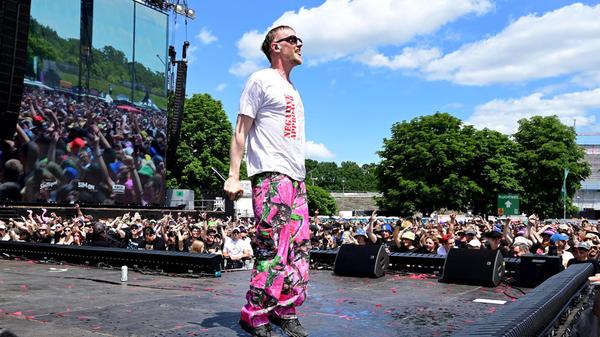 Sie kommen mit bunten Hosen und viel Ironie im Gepäck, die sie in ihre Raps packen. Dafür steht das Duo aus Frankfurt.