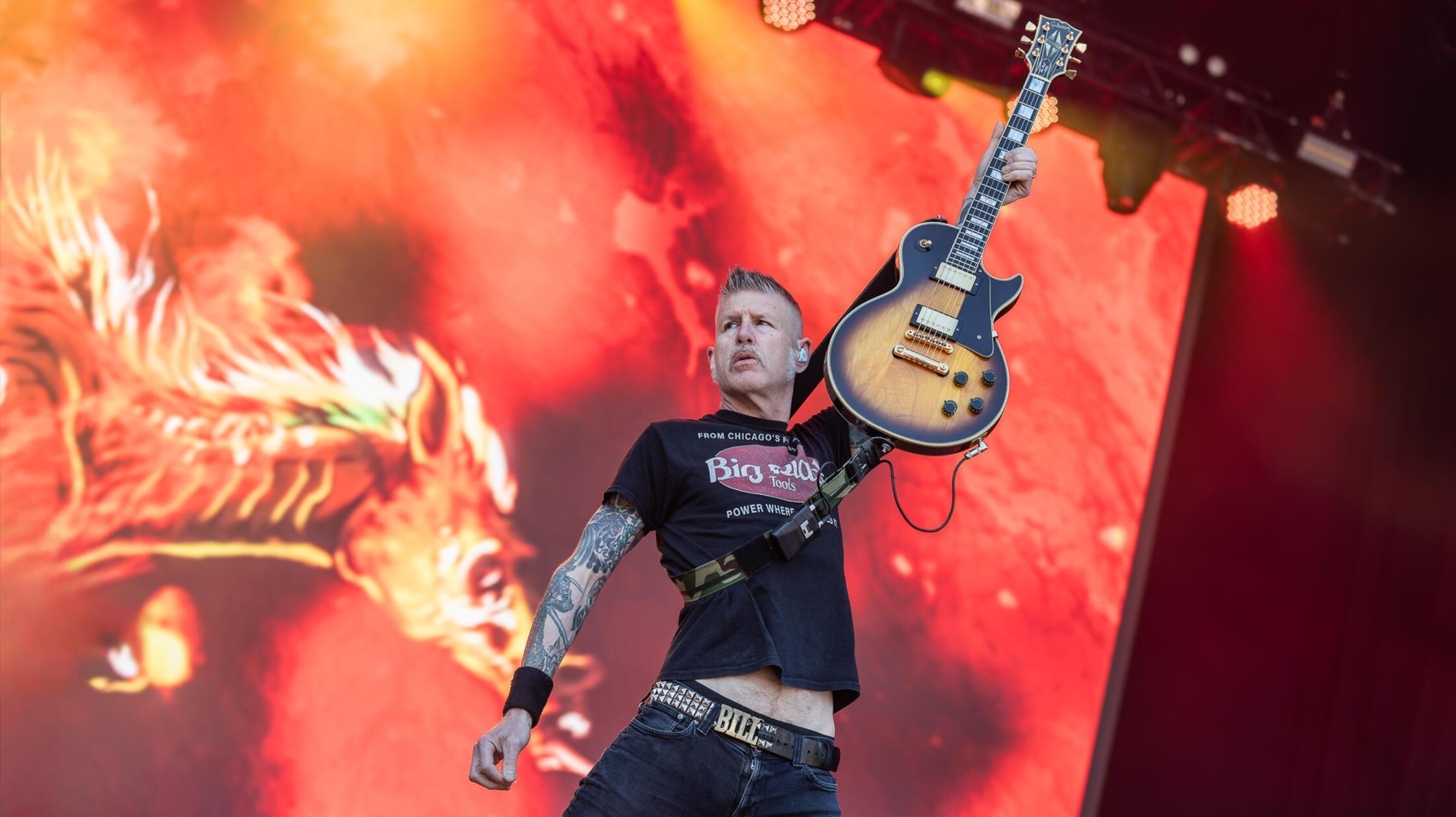 Mastodon bringen Feuer auf die Bühne - nicht nur per Bühnenbild.