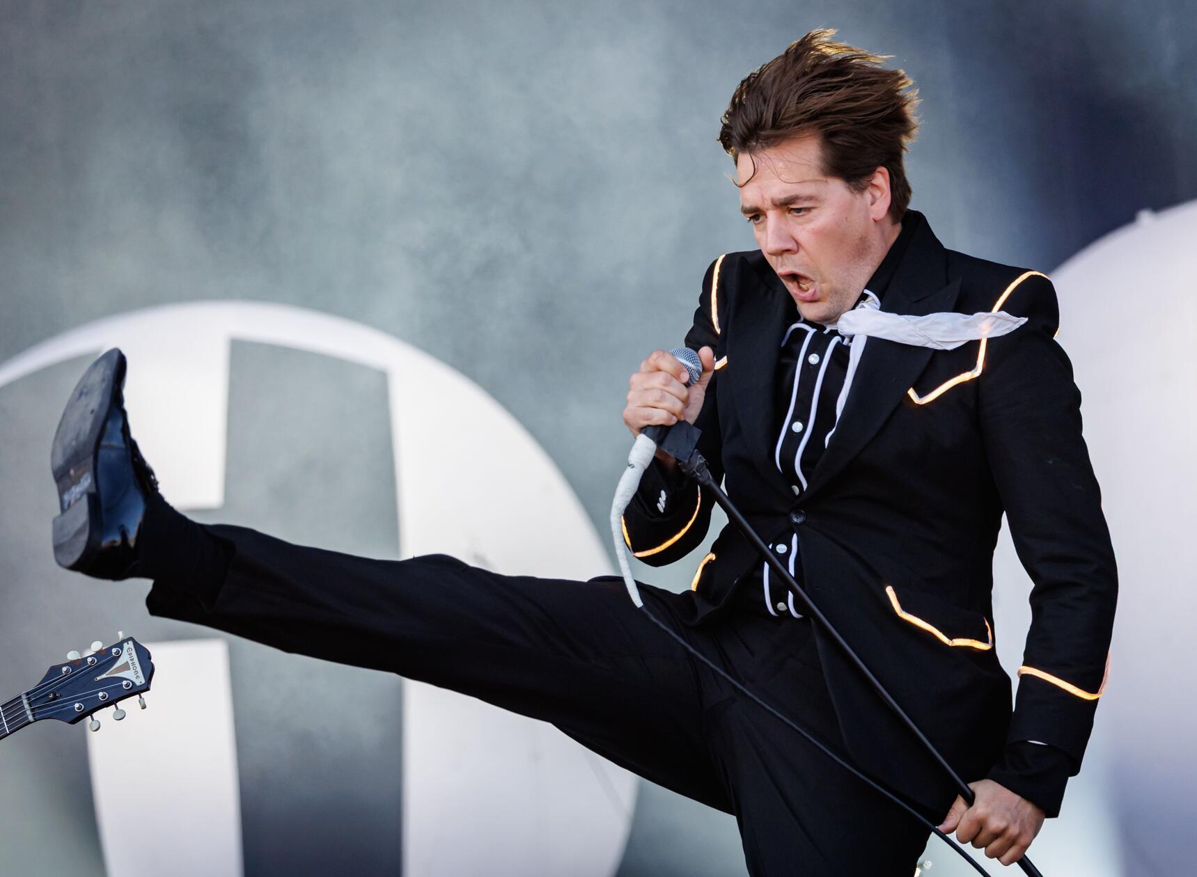 Am späteren Nachmittag wird es dann classy - heißt: Zeit für Anzüge statt Festival-Kutten. Pelle Almqvist von der schwedischen Rockband The Hives tanzt und verausgabt sich.