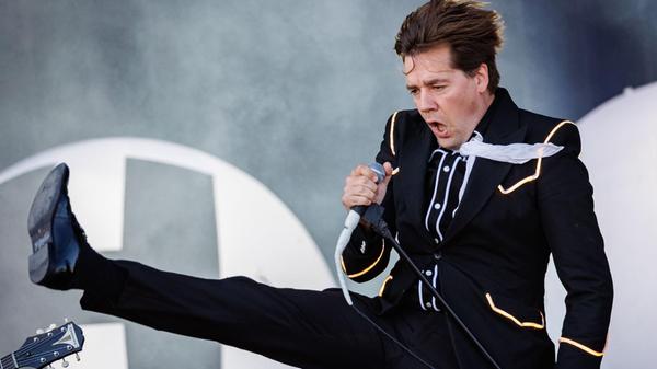 Am späteren Nachmittag wird es dann classy - heißt: Zeit für Anzüge statt Festival-Kutten. Pelle Almqvist von der schwedischen Rockband The Hives tanzt und verausgabt sich.