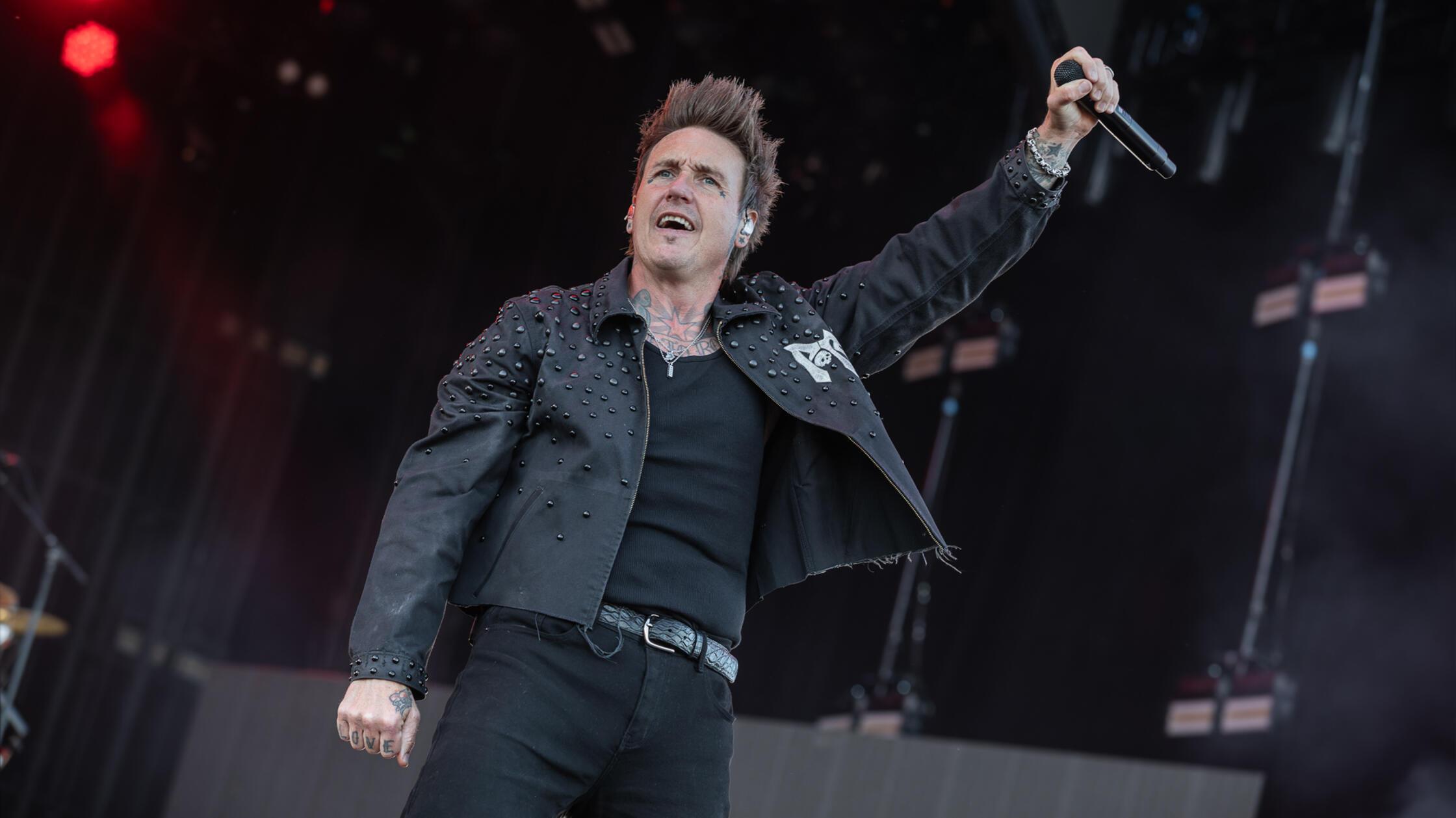 Papa Roach kommt in den Genuss vor dem größten Publikum des Wochenendes zu spielen, als sie am Sonntagabend auf die Bühne treten. Ob es tatsächlich ihres ist.....