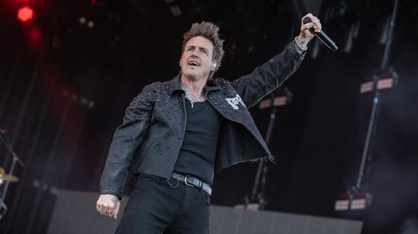 Papa Roach kommt in den Genuss vor dem größten Publikum des Wochenendes zu spielen, als sie am Sonntagabend auf die Bühne treten. Ob es tatsächlich ihres ist.....