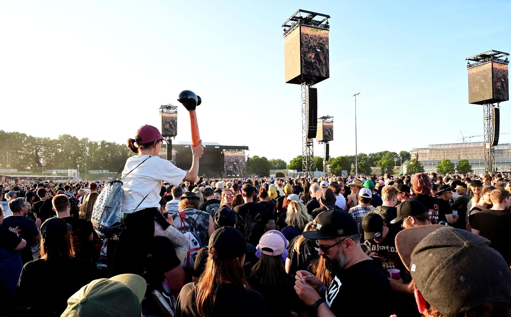 Die Fans sind jedenfalls bester Laune und geben den US-Amerikanern sonnige Vibes mit.