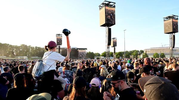 Die Fans sind jedenfalls bester Laune und geben den US-Amerikanern sonnige Vibes mit.