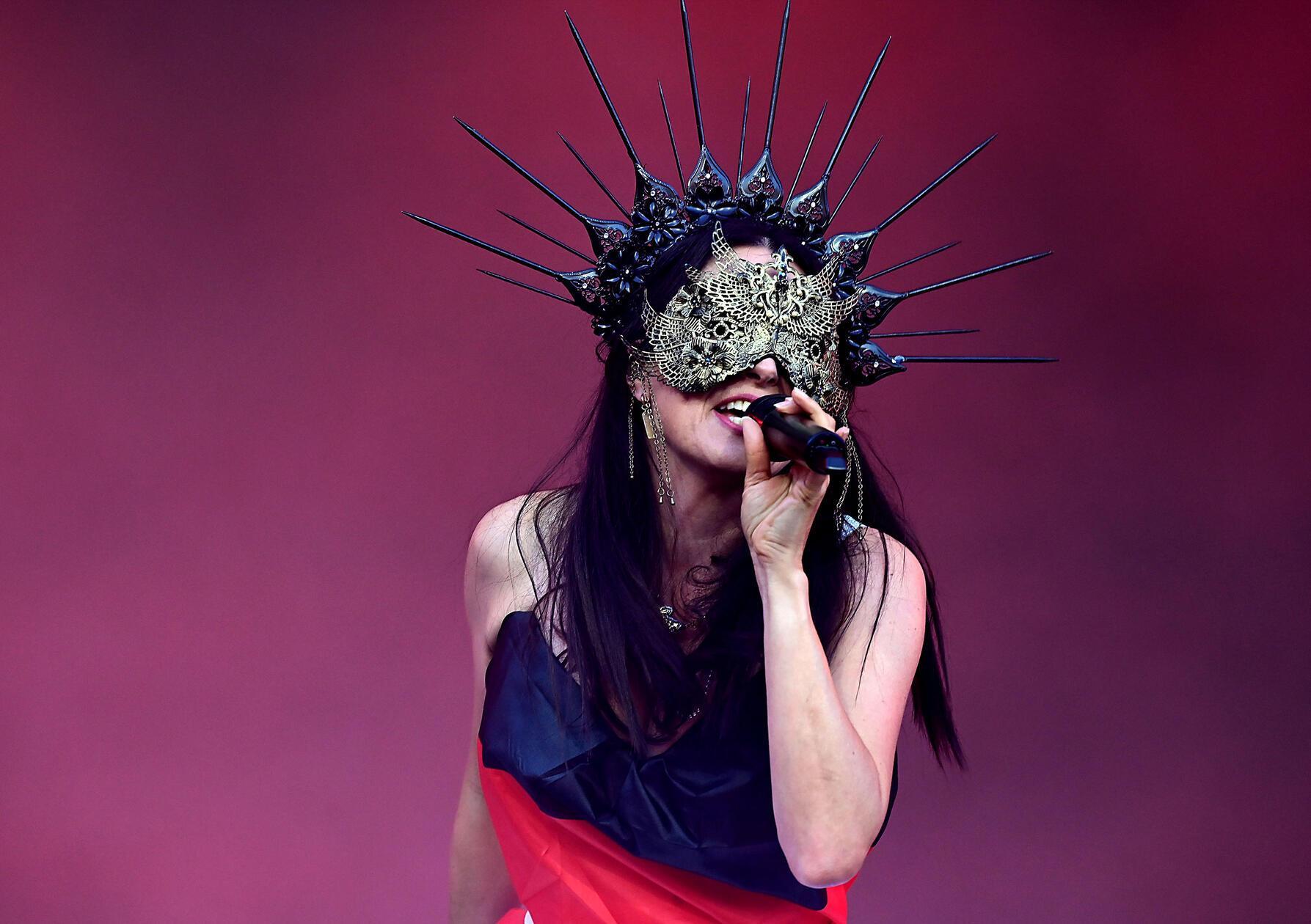 Erst weiß, dann später in die deutsche Fahne gehüllt: Within Temptation fallen auf - akustisch sowieso, aber auch wegen Frontfrau Sharon den Adel. Sie trägt nämlich weiß - und strahlt damit optisch.