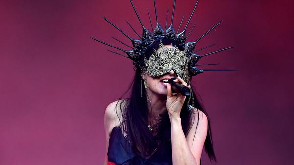 Erst weiß, dann später in die deutsche Fahne gehüllt: Within Temptation fallen auf - akustisch sowieso, aber auch wegen Frontfrau Sharon den Adel. Sie trägt nämlich weiß - und strahlt damit optisch.