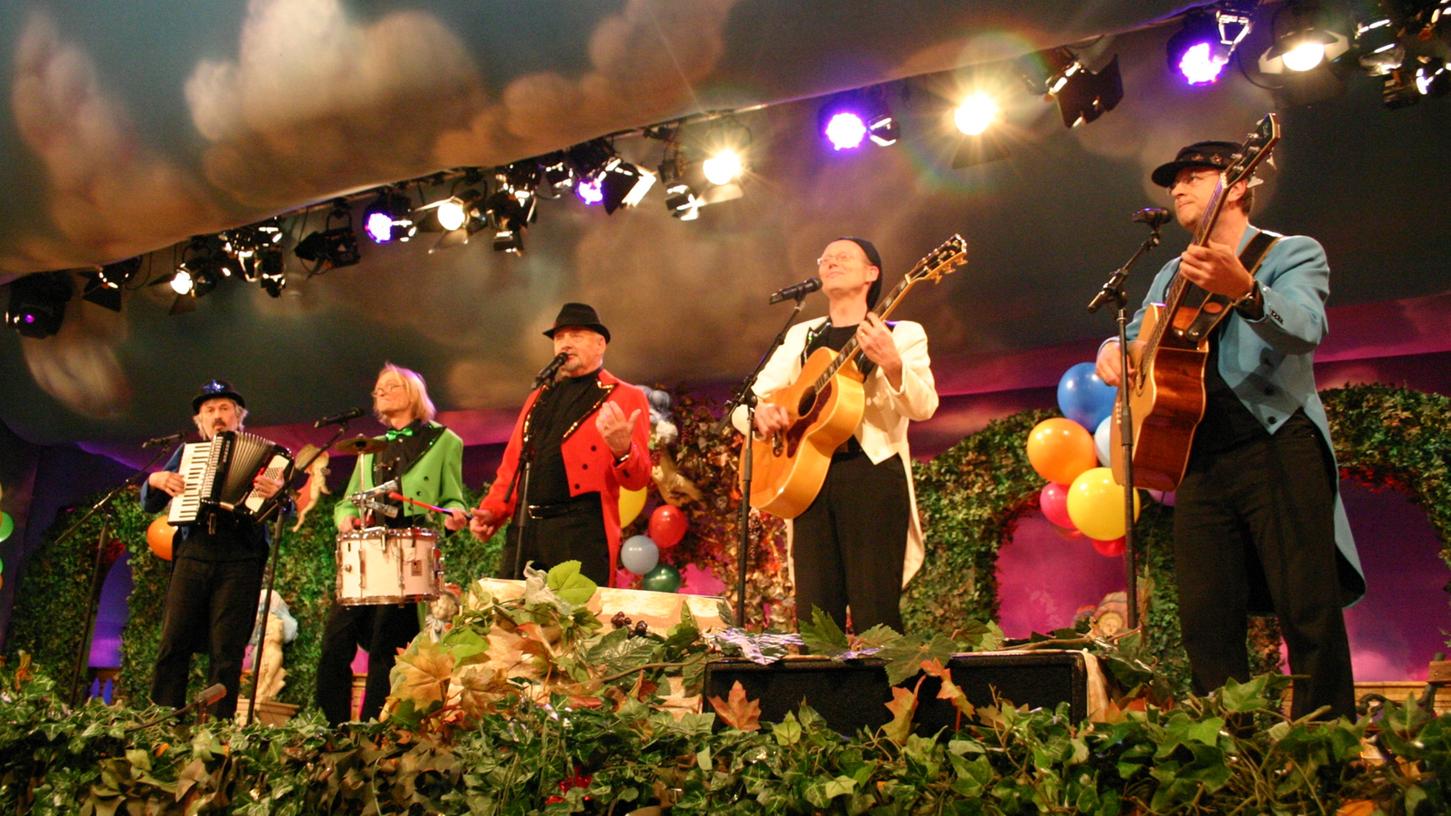 Schlager mit Nürnberger Texten, das machten in den 60er Jahren die Peterlesboum. Damit die skurillen Stücke weiterhin auf die Bühne finden, haben sich fünf Männer zur "Peterlesboum Revival Band" zusammengeschlossen.