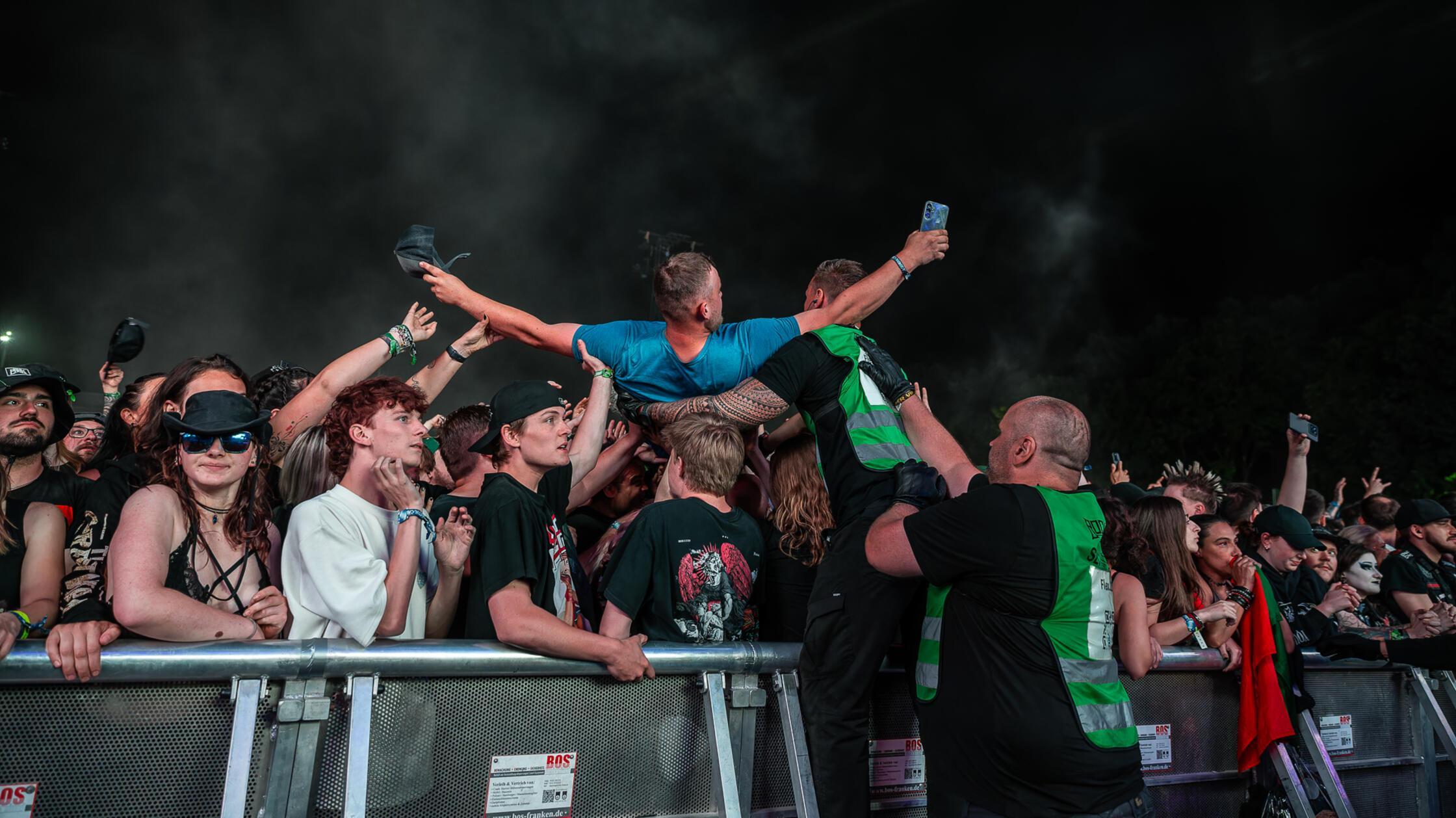 ... die Zehntausenden Fans in Nürnberg schnell zum Kochen - hier kommen weitere, elektrisierende Bilder!